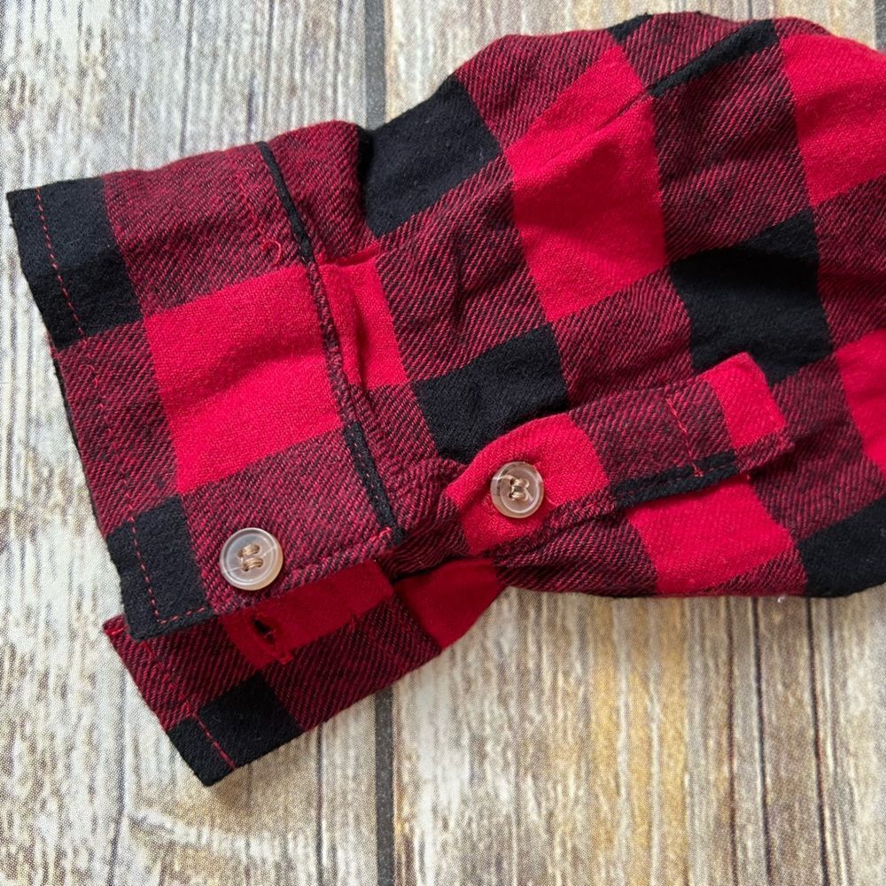 Redā&āBlackĀ plaidābuttonāup - Picture 4 of 5